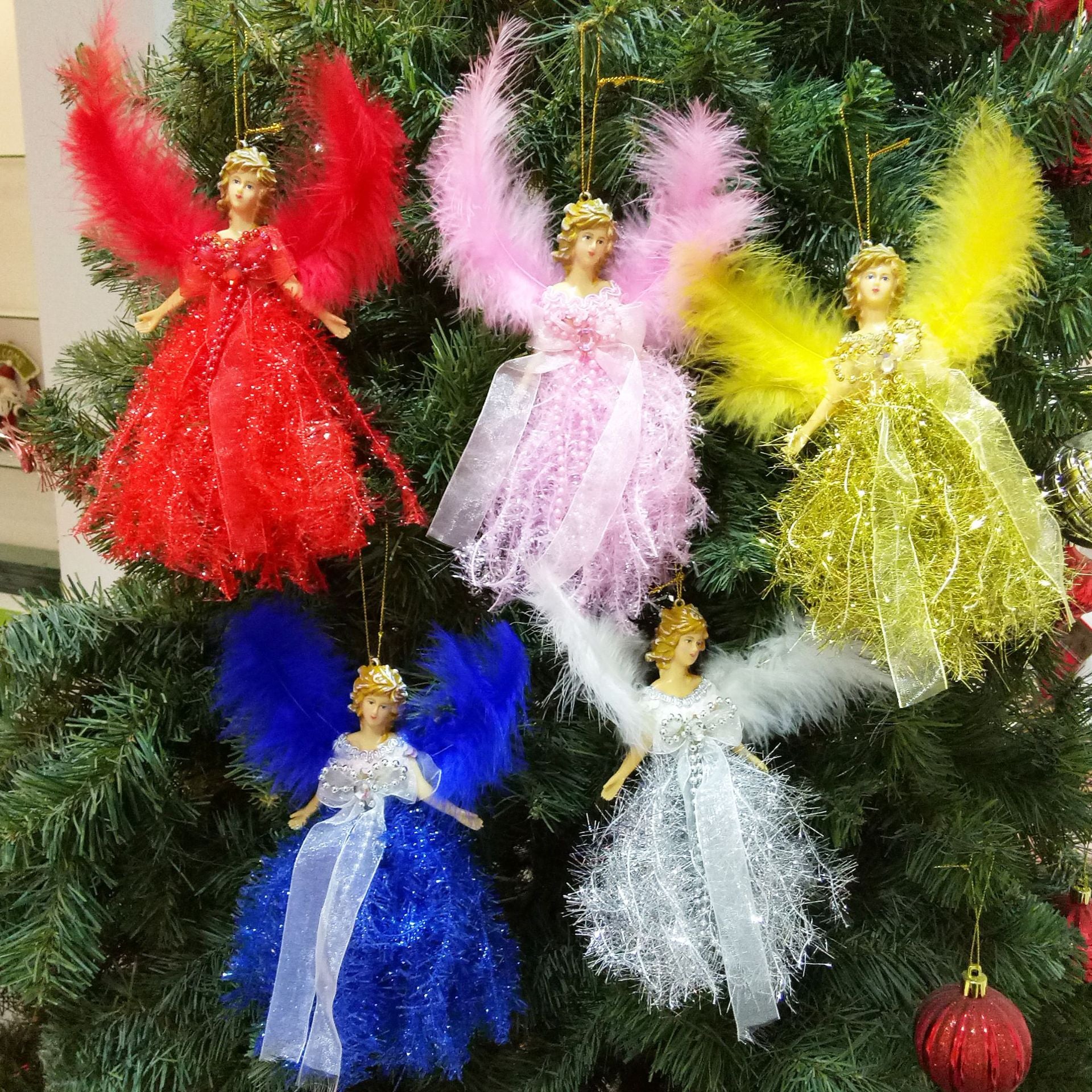 Plush angel pendant in gold color for Christmas ambiance