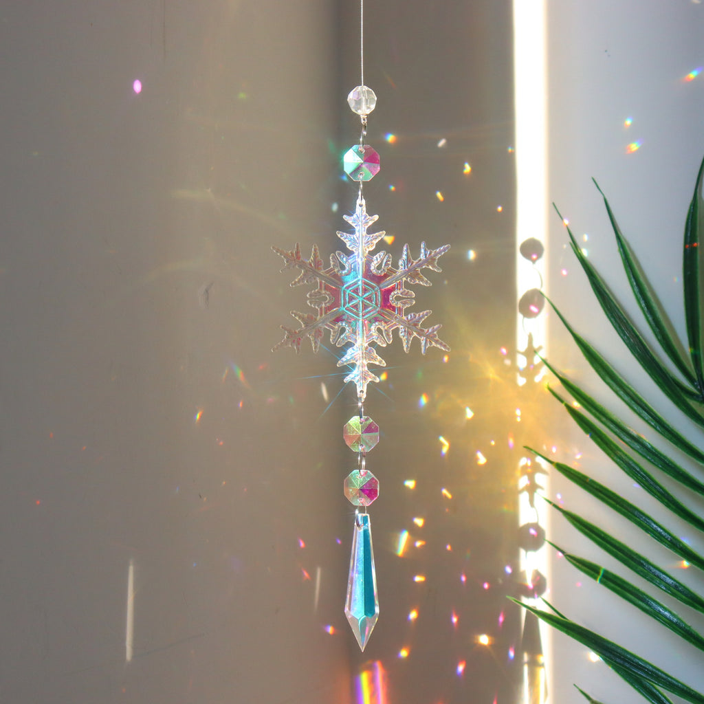 Christmas tree hanger with diamond-shaped snowflake design