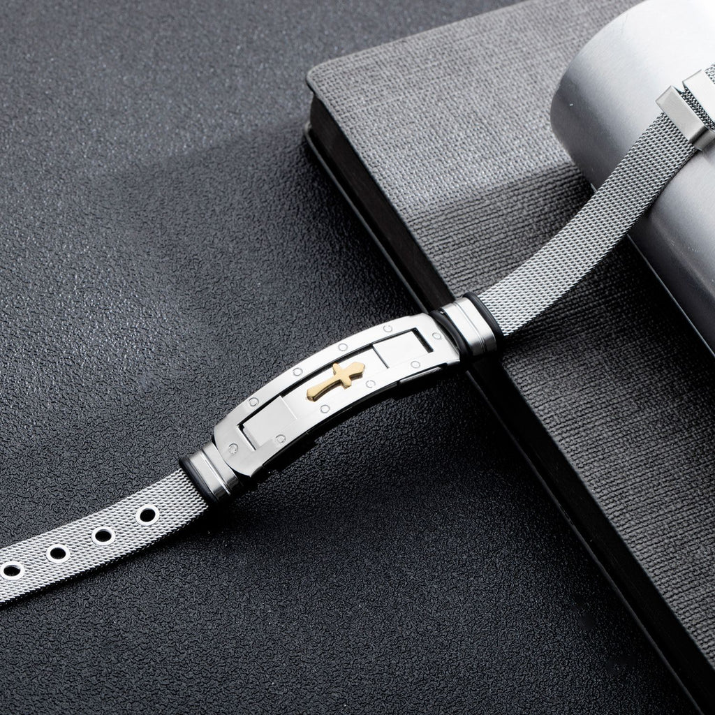 Adjustable stainless steel wristband with toggle clasp