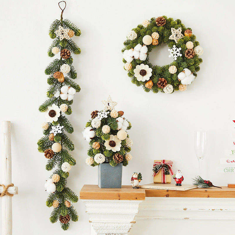 Nobesone festive wreath detail view