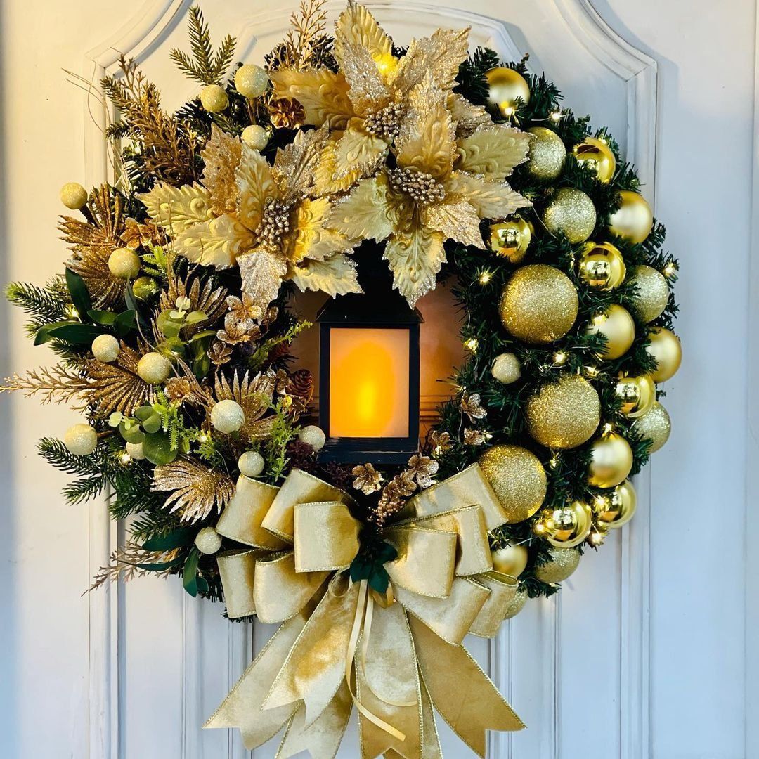 Jesus garland with pine cones and berries
