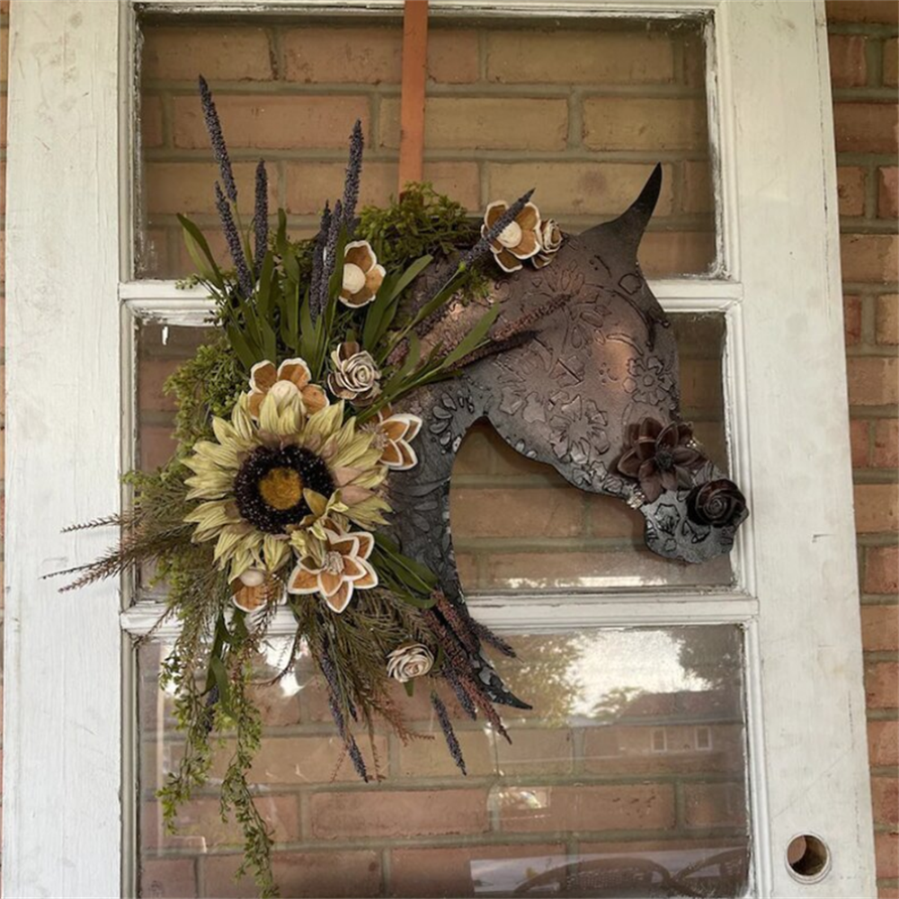 Horse Head Christmas Garland With Balls ornament detail view