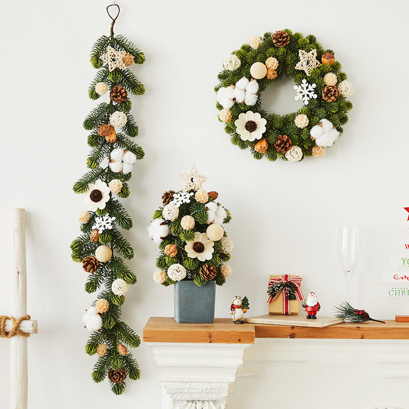 Nobesone rattan ornament with intricate festive details